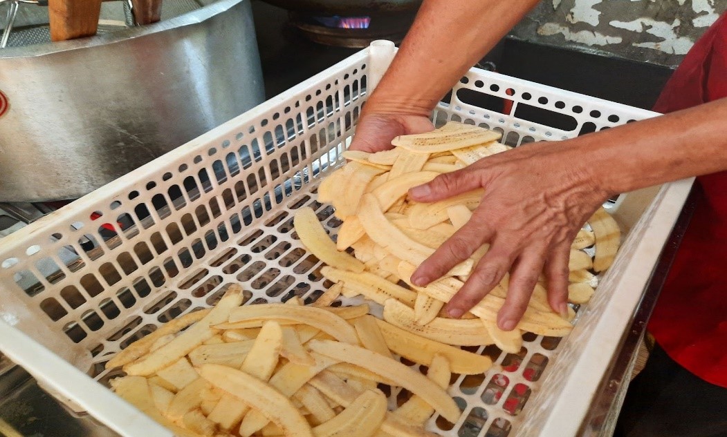 4. Drain the water for frying preparation