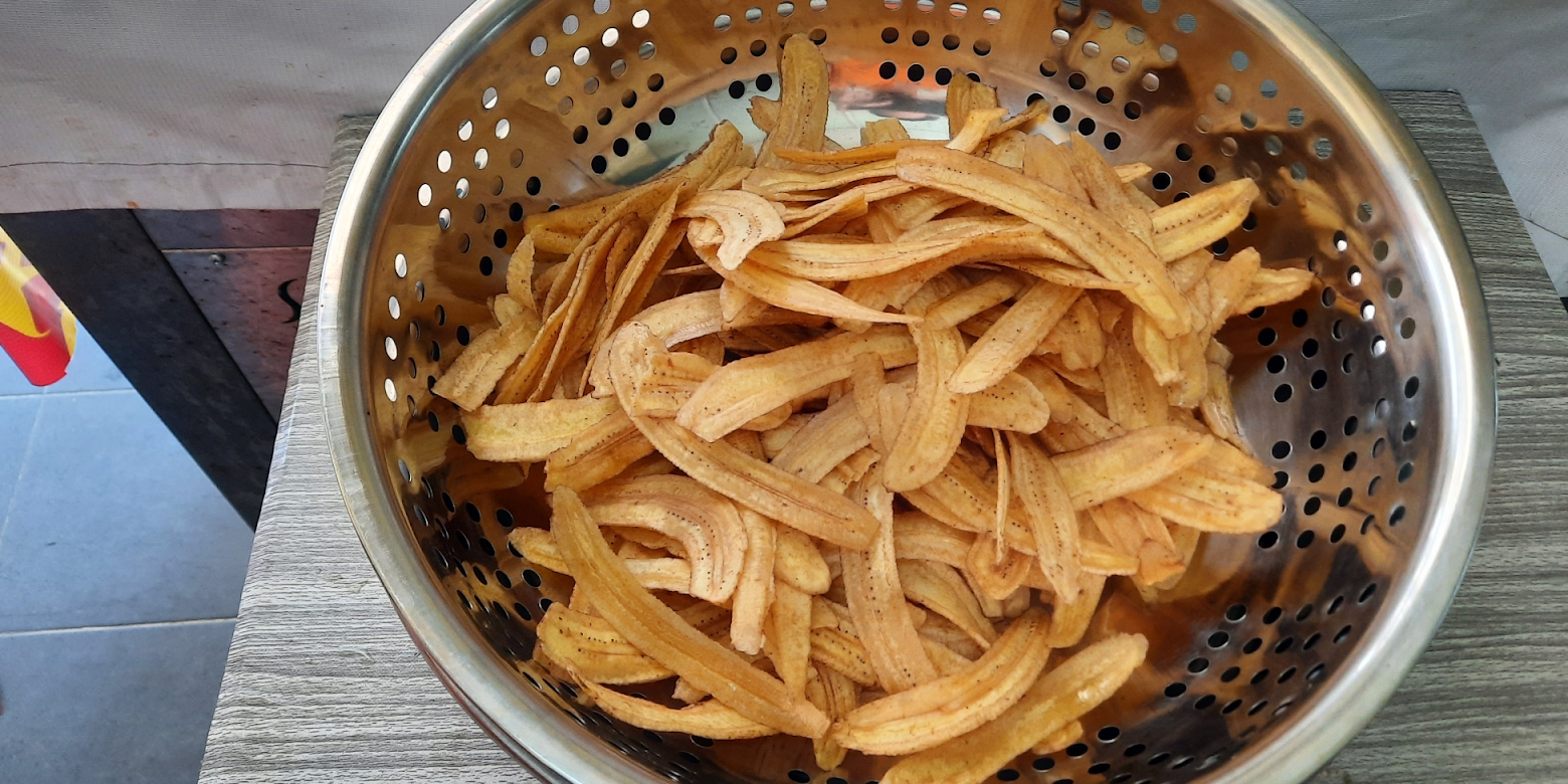 6. Toast the banana chips, set aside for 15 minutes to remove excess oil